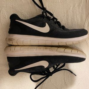 Women’s Nike tennis shoes! Good condition